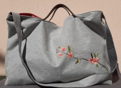 Jacosi Blüten sticken für Einsteiger hellgraue Tasche Workshop die Werkbank