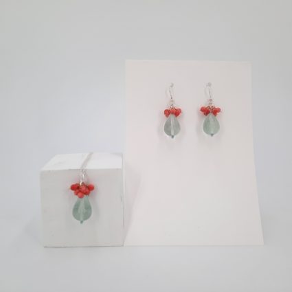 Jacosi Wassertropfen Ohrringe und Kette mit weißem Hintergrund